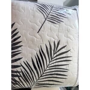 Twin Size Quilt Set In White with Black Leaves Pattern Design Machine Washable